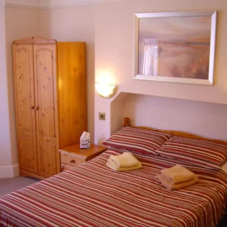 Bed & Breakfast Pencrebar 3*